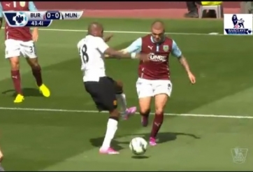 VIDEO: 2 pha bóng mất pen gây tranh cãi trận MU - Burnley
